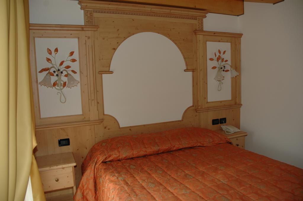 Hotel Garni Il Giglio Commezzadura Room photo